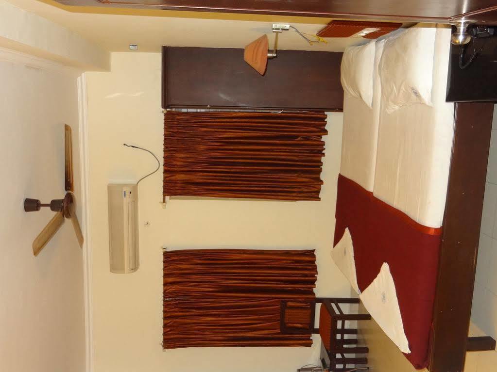 Hotel Mjm Plaza à Kochi Extérieur photo