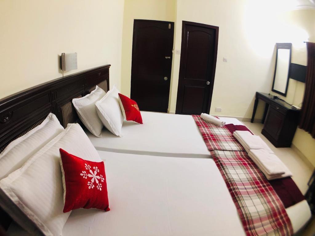 Hotel Mjm Plaza à Kochi Extérieur photo
